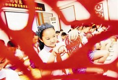 新校首课传承剪纸艺术(图)