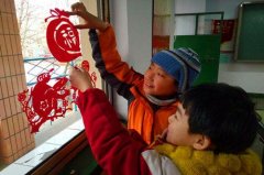 临淄区巧手剪纸 演绎“指尖上的新年”（图）