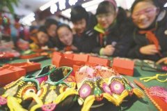 民俗艺人南京献艺 展示剪纸泥塑等技艺/图