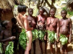 日本女摄影师走访非洲部落 入乡随俗裸体拍照(图)