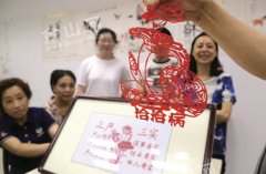 剪纸老人“七一”作品献礼党的生日