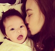 欧弟娇妻亲吻女儿 小萌娃张大嘴巴超可爱（图）