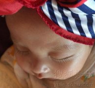 欧弟晒可爱女儿酣睡照片 长睫毛抢镜（图）