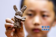 河南滑县小学生：用心学陶艺 快乐度暑假