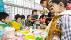 儿童变“老板” 义卖献爱心