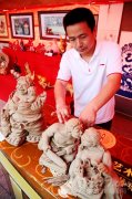 “泥人卢”热销哈尔滨民间民俗艺术博览会