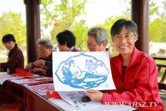 宿州灵璧：老太奇石园内剪出半裸睡美人（组图）