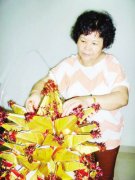 56岁折纸达人林宝丽——巧用寿金纸 妙手制花篮