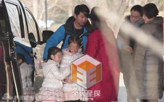 关悦携俩可爱女童探班佟大为 二胎女儿首曝光（图）