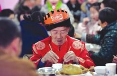 百岁“老顽童”伙到重孙看动画(组图)