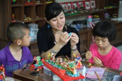 ＂赛龙舟 闹端午＂面塑制作 带孩子们感受中华文化