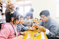 泥人张传人走进牧羊地儿童村 教脑瘫孤儿捏泥人