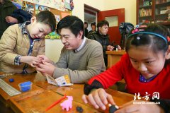 泥人张开展公益活动为牧羊地儿童慕捐善款