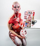 加女子逼真Cosplay人体彩绘变漫画人物(组图)