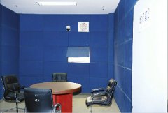 记者探访检察机关办案区：桌椅无棱角 禁带首饰等金属(组图)