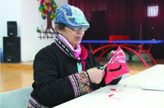 乌鲁木齐：6年义务授课上千次 剪纸传承人坚持走“传承路”