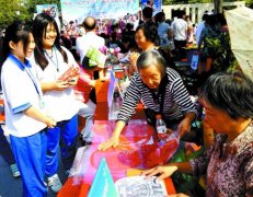 夫妇扎根社区教剪纸10余年 引众多街坊参与