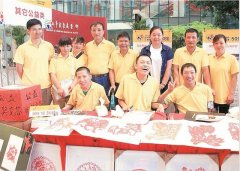 脑瘫患者练成剪纸达人 获10万元奖金想找人创业