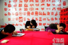 武汉三名脑瘫患者靠剪纸谋生：找到了人生价值