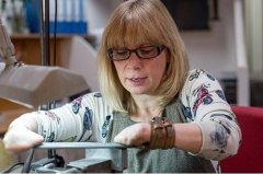 英女子无手指仍打造精美首饰 已成知名珠宝工匠