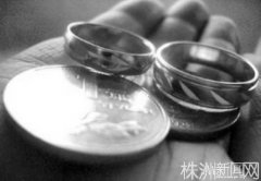 硬币打造的首饰能治风湿？银行工作人员回应:扯淡(图)