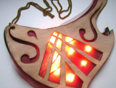 [图+视频]首饰也新潮：国外电子爱好者DIY的“声感闪烁项链”