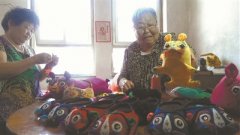 “老虎奶奶”手制老虎褡裢 为端午创作200余作品