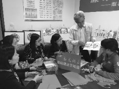 无锡一老人开课教剪纸办展览 被称巧手爷爷