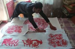 6旬老两口一张纸上剪出32只羊 祝大家新春“喜羊羊”(图)