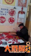 江阴七旬老人十年剪纸成高手 无偿送出上千幅