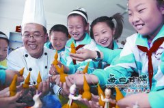 图文：面塑工艺传承人林荣涛在教学生们做面塑