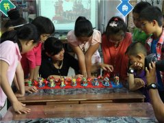 赛龙舟闹端午 感受中国传统面塑文化