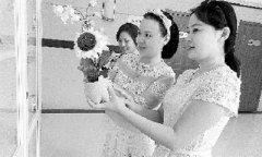 孤残儿童做手工爱心义卖邀您来(图)