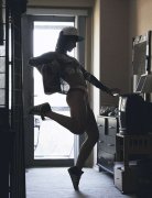 舞台之外：美摄影师拍摄芭蕾舞者居家风采（图）