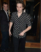 小贝长子17岁 庆祝完生日后夜会美女撩妹力满格