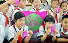 抗战老兵自学剪纸30年 89岁了还开办社区剪纸班