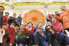 石家庄市民剪纸创作百猴图 直径1.4米有104只猴子