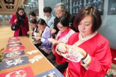 剪纸剪菊展昨宋夹城开展 百花百蝶百菊集中亮相