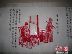 河北61岁退休大妈用剪纸宣扬孝文化(图)