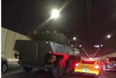 国外奇葩车祸都OUT了，看我大重庆保时捷撞装甲车