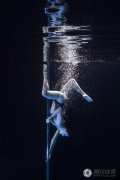 唯美水下钢管舞性感梦幻 舞者像暗夜盛放的花朵