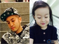 唐志中二女儿低头浅笑可爱 父女眉眼神似