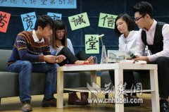 无臂艺术家夏虹做客武汉高校 现场用脚教学生剪纸(组图)