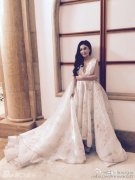 温碧霞晒拍摄现场照 深V婚纱秀身材 网友:女神发胖了