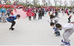 “流动青少年宫”邀孩子们“来玩吧”(图)