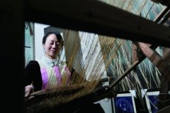 夫妻俩放弃工作传承“老粗布”