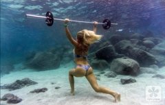 美女拍水下健身照 水下跑步成健身新风尚