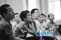 “家长进课堂”用生动方式普及科学常识，提高学生专注度