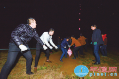 串上30盏橄榄灯 平潭村民共同演绎“星星点灯”(图)