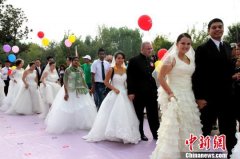 中外258对新人扬州喜结连理续写古城浪漫新传奇
